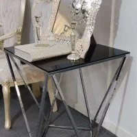 میز کنار سالنی فلزی