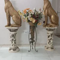 دو مجسمه ببر و همراه دوپایه وبا یک گلدان