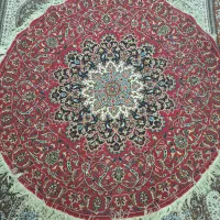 فرش گرد با زمینه قرمز
