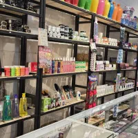 ویترین مغازه یک ونیم متری و یک متری و قفسه چوبی|فروشگاه و مغازه|مشهد, رده|دیوار