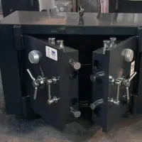 صندوق آسانسوری و زیر ویترینی