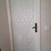 در چوبی حمام ی توالت