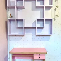 میز و کتابخانه