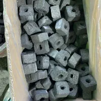 کارگر خانم در بسته بندی زغال