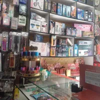 فروشنده خانم لوازم ارایشی