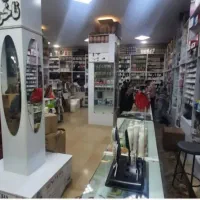 فروشنده خانم و آقا در لوازم آرایشی و بهداشتی
