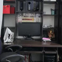 میز تحریر،کامپیوتر و کتابخانه