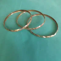 ۳ عدد النگو طلا با فاکتور  ۱۰۰ بالای تابلو