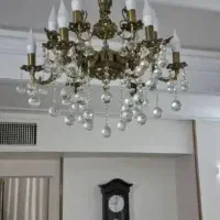 یک عددلوستر برنزاصل ۶شاخه و ۱۲ شعله با۱۲ لامپش.