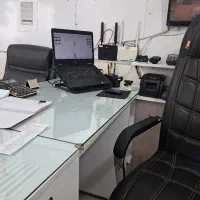 فروشنده در مصالح فروشی اشنا به کامپیوتر