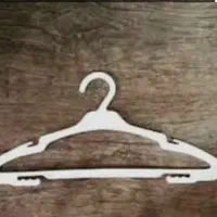 تعدادی چوبکار لباس و شلوار و رگال تیله ای