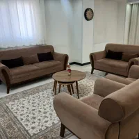 مبل راحتی ۷نفره سالم و تمیز همراه با میز جلومبلی