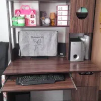 میز کامپیوتر دارای کتابخانه و کشو