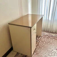 میز کامپیوتر هایگلس همراه با شیشه روی میز|میز تحریر و کامپیوتر|تهران, فدک|دیوار