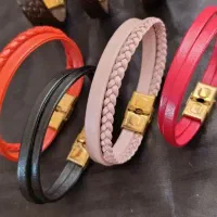 تعدادی دستبند چرم