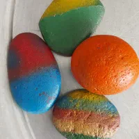 سنگ های طبیعی با رنگ آمیزی دستی
