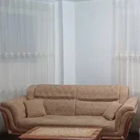 یک مبل سه نفره بسیار تمیز