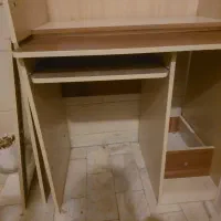 یک عدد میز کامپوتر و کتابخانه