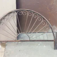 تخت آهنی و میز