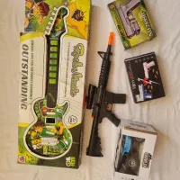 تعدادی اسباب بازی با کارتن