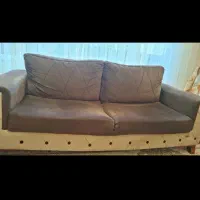 یک عدد کاناپه سه نفره