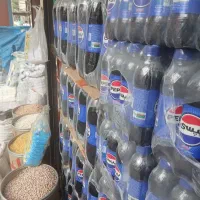 کارگر فعال جوان برای همکاری در سوپر مارکت