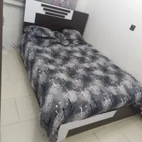تخت خواب تمیز و سالم چوبی و کلاسیک دو نفره.بدون جک