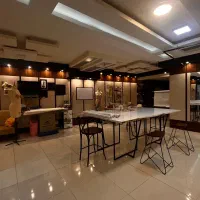 واحد خدماتی فول امکانات بر خیابان لاله