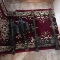 یک جفت کمک موتور و دوشاخ عقب
