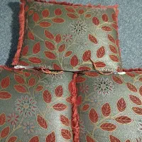 سه عدد پشتی