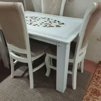 میز غذا خوری سه تا صندلی داره