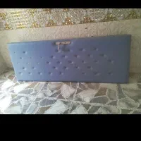 در اتاق خواب چوبی با روکش چرمی