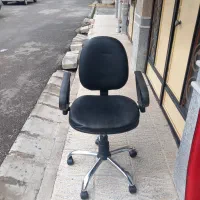 باسلام ۲عدد صندلی یکی گردون ودیگری ثابت