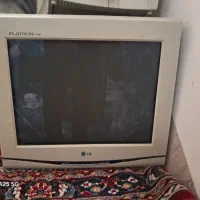 تعدادی مانیتور کامپیوتر سالم و تمیز  همراه با کابل