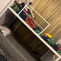 تخت دو طبقه چوبی در حد نو