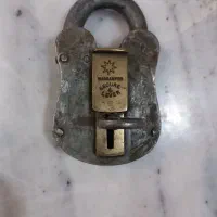 یک عدد قفل قدیمی انگلیسی همراه کلید سالم|کلکسیون اشیاء عتیقه|اصفهان, منتظرالمهدی|دیوار