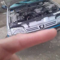 جلو طرفه راننده یه ترک کوچیک