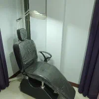 صندلی آرایشگاه به همراه چراغ لنز دار|آرایشگاه و سالنهای زیبایی|فیروزکوه, |دیوار