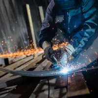 استخدام جوشکار صنعتی