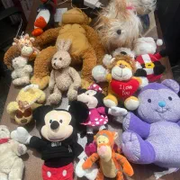 حدود شصت عدد عروسک کوچیک و بزرگ