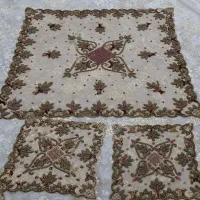رومیزی ۳تکه زمینه توری بامنجوق دوزی شده