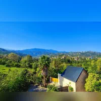 کلبه نوساز و جکوزی‌ دار در دل جنگل رامسر ویو ابدی