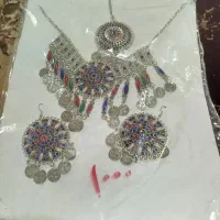 گردنبند و دستبند و النگو