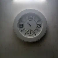 ساعت دیواری سفید رنگ زیبا وشیک درحد نو