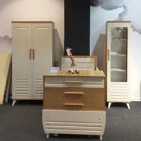 تخت نوزاد نوجوان زیبا