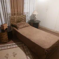 تخت یک نفره آهنی طرح حصیری با دو میز کناری و توالت|تخت و سرویس خواب|فردیس, شهرک هفده شهریور|دیوار