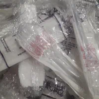 تعدادی قاشق غذاخوری یکبار مصرف