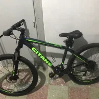 دوچرخه ی حرفه ای و نو هستش با برگه فروشنامه