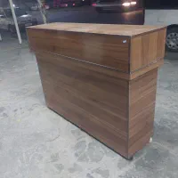 میز پیشخوان و قفسه چوبی