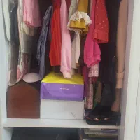 تعداد زیادی لباس و وسایل کودک دخترانه پسرانه